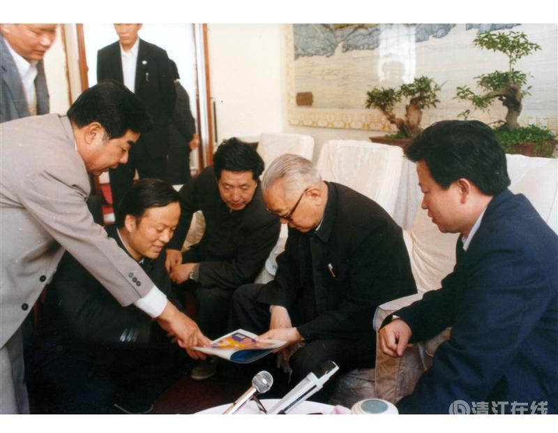 1988年4月，全國政協(xié)主席李先念在宜昌聽取清江開發(fā)匯報(bào)