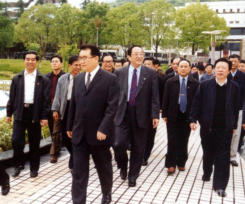 2003年5月，中共中央政治局常委李長春視察清江